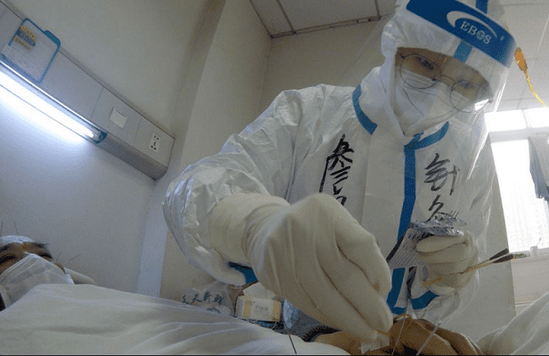 China incluye a la acupuntura en su nuevo protocolo contra COVID-19