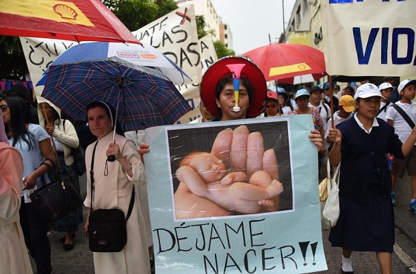 Guatemala aprueba ley que prohíbe matrimonio homosexual y eleva penas por aborto