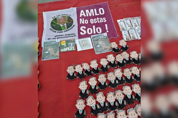 Fotos de AMLO, muñecos, llaveros y café en la inauguración del AIFA