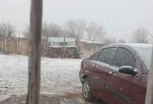 Caída de nieve sorprende a habitantes de Chihuahua en plena primavera