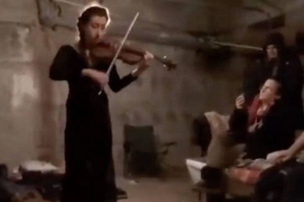 Violinista improvisa concierto en refugio antibombas en Ucrania #VIDEO