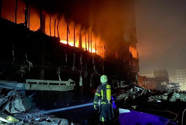 Ocho muertos tras bombardeo ruso a centro comercial en Kiev
