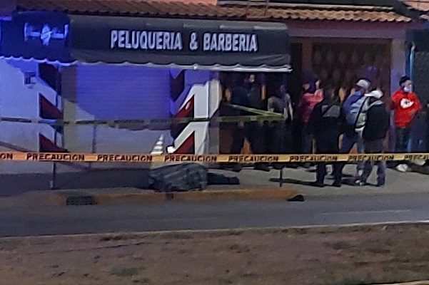 Hombre mata a tiros a supuesto ladrón de barbería en calles de Ecatepec