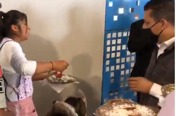 AMLO acusa que conservadores desprecian al pueblo, tras criticas a vendedora de tlayudas