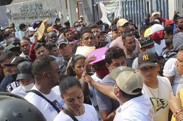 Cientos de migrantes irrumpieron en la oficina del INM en Tapachula