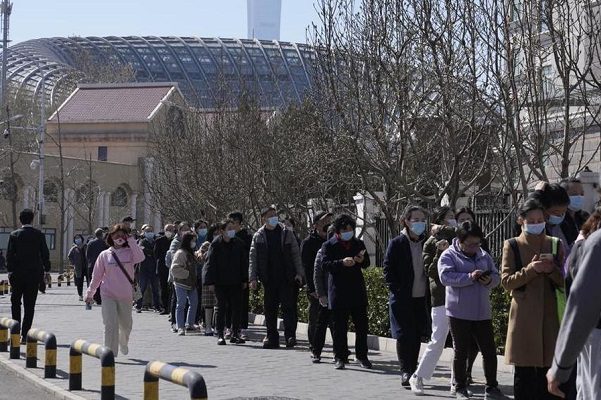 China pone en cuarentena una ciudad ante brote covid de más de 4 mil casos