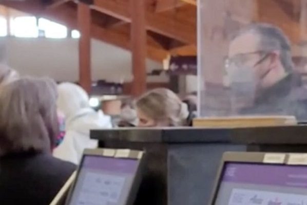 El senador Ted Cruz discute con personal de aeropuerto tras perder vuelo #VIDEO