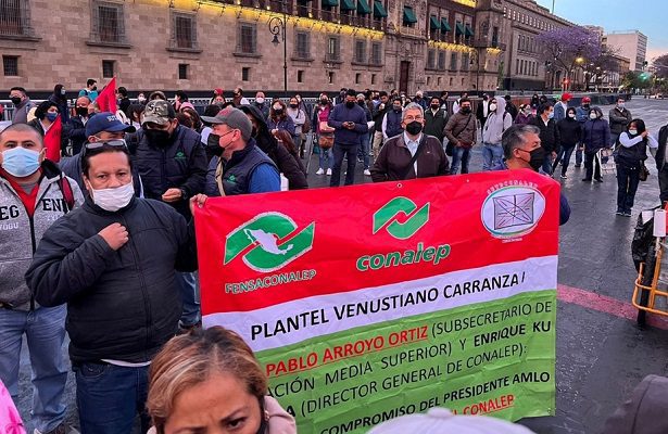 Maestros del Conalep instalan plantón frente a Palacio Nacional