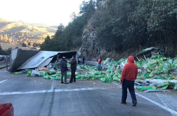 Tráiler cargado con croquetas vuelca en la México-Pachuca; conductor muere