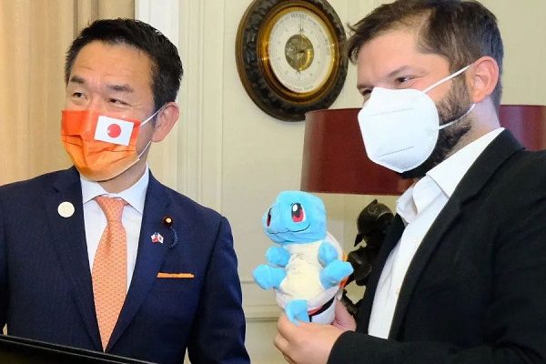 Gabriel Boric recibe un pokémon y una pokebola del ministro de Japón #VIDEO