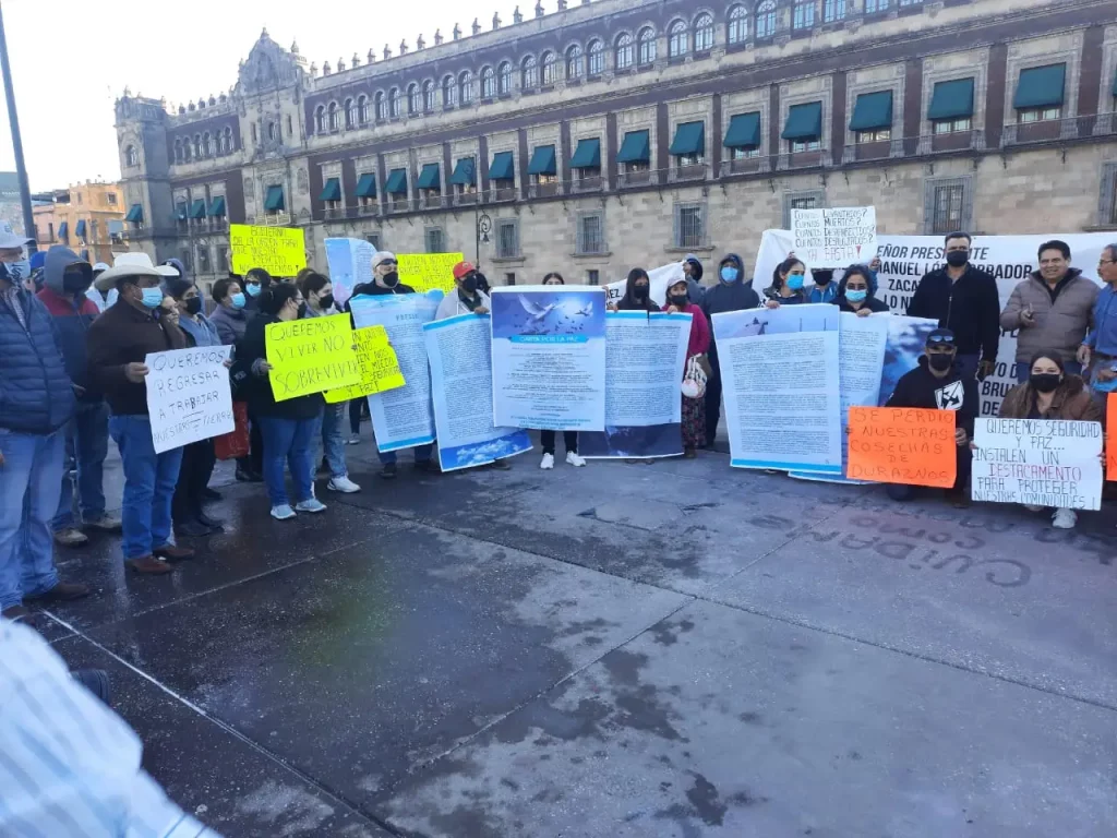 Protestan frente a Palacio Nacional desplazados por el crimen organizado