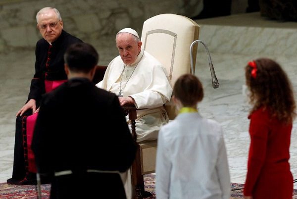 Presidente ucraniano habla con el papa Francisco y lo invita a mediar entre Ucrania y Rusia