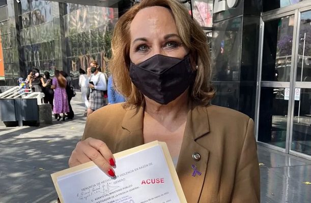 La senadora Bertha Caraveo denuncia ante la FGR a Chumel Torres por violencia de género