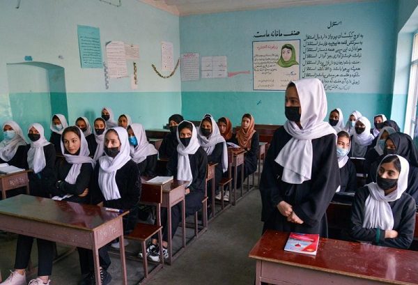 Los talibanes clausuran las secundarias para niñas en Afganistán