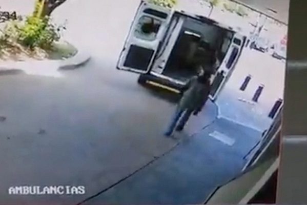 Sujeto aprovecha que paramédicos bajan a paciente para robar ambulancia en Guadalajara #VIDEO
