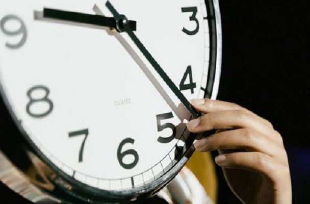 AMLO promete analizar implementación del Horario de Verano en México