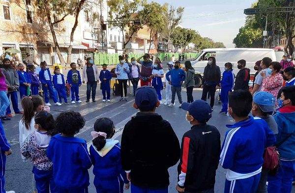 Niños de primaria toman clases en Circunvalación por sexto día seguido