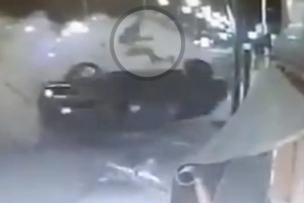 Hombre sale disparado de su camioneta tras volcar, en Michoacán #VIDEO