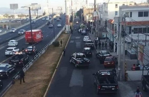 Delincuentes llevan 15 horas atrincherados en inmueble tras ataque a policías, en Toluca