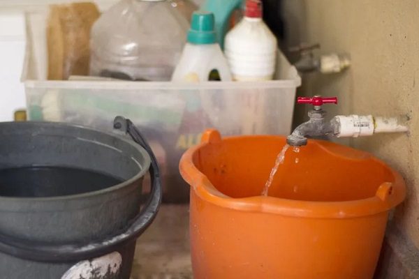 NL alerta consumo de "locura" de agua ante psicosis y pánico por recortes