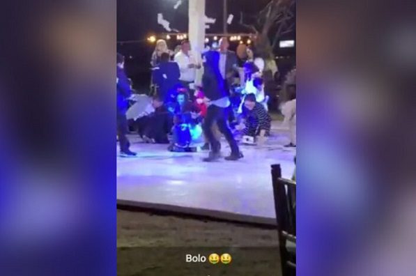 Captan a alcalde de Coahuila lanzando billetes como 'bolo' en bautizo #VIDEO