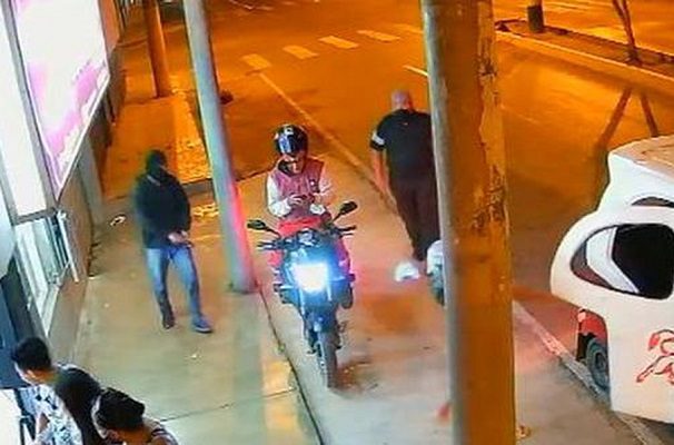 Asaltante mata por error a su cómplice durante un asalto, en Perú #VIDEO