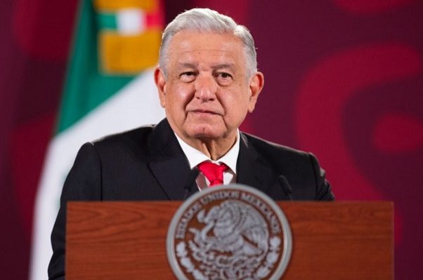 AMLO califica de "adversarios" a artistas, que participan en campaña contra el Tren Maya