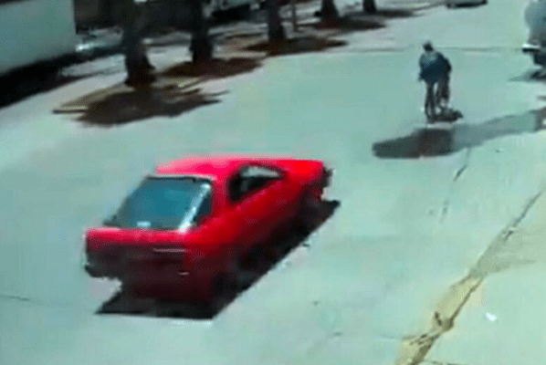 Auto embiste a ciclista a toda velocidad y huye, en SLP; la FGE ya investiga #VIDEO