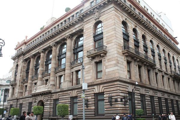 Banxico confirma que sube 50 puntos tasa de interés interbancaria