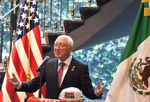 Ken Salazar se reúne con directivos de NFL para impulsar futbol americano en México