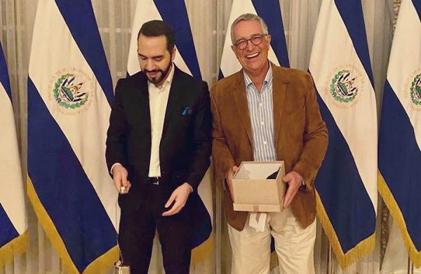 Salinas Pliego presume viaje a El Salvador y reunión con el presidente Bukele