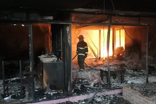 Hombre y su perrito pierden la vida tras incendio de su casa en Naucalpan