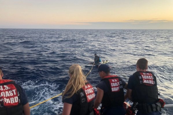 Cubano arriesga su vida y llega en tabla de surf a Florida