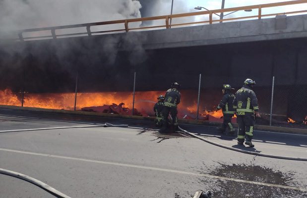Se registra fuerte incendio bajo puente entre Río Churubusco y Eje 6 Sur
