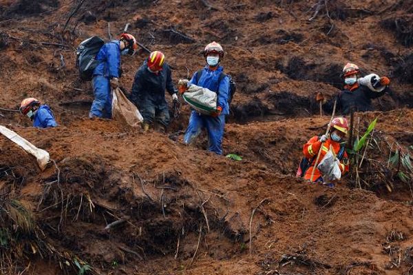 China confirma muerte de todos los tripulantes de avión accidentado el pasado lunes