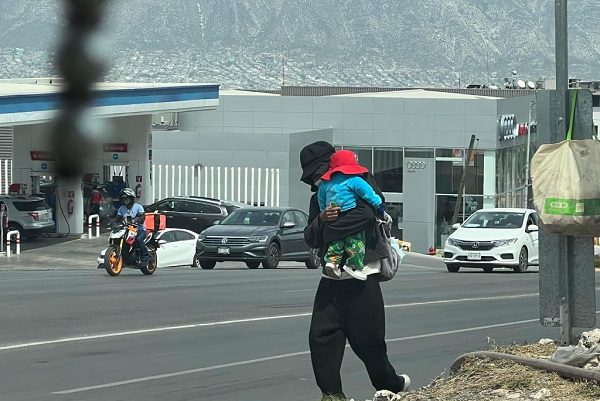 Estafador pide dinero con un bebé de plástico en calles de Monterrey