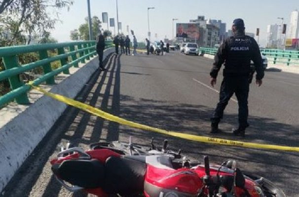 Motociclistas mueren en segundo piso del Periférico; uno cayó de puente