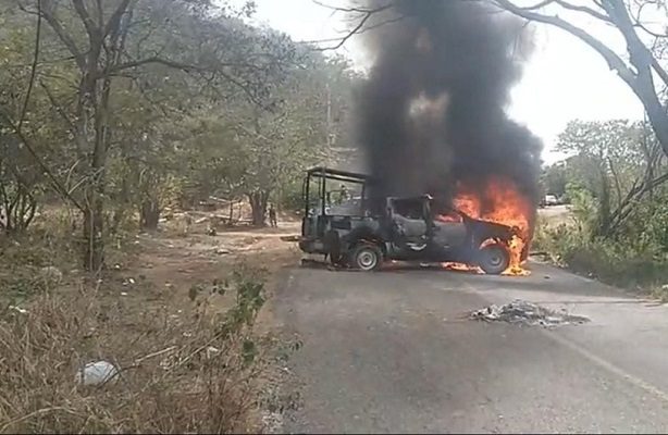 Pobladores incendian patrulla en protesta a jornada electoral en Santiago Laollaga, Oaxaca