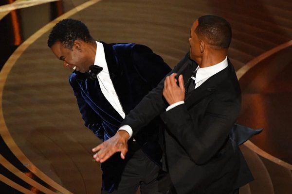 Will Smith golpea a Chris Rock durante premios Oscar por chiste sobre su esposa #VIDEO