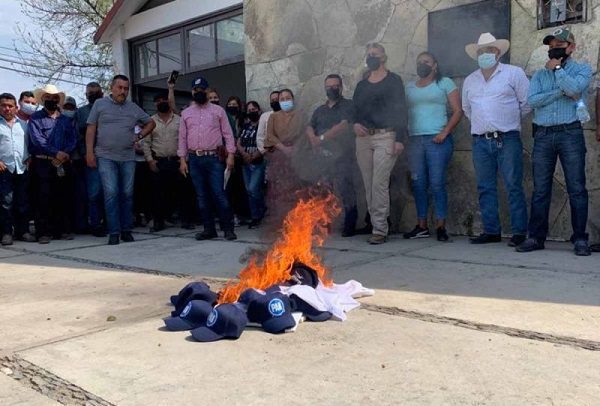 5 alcaldes del PAN en Tamaulipas renuncian y queman gorras como protesta