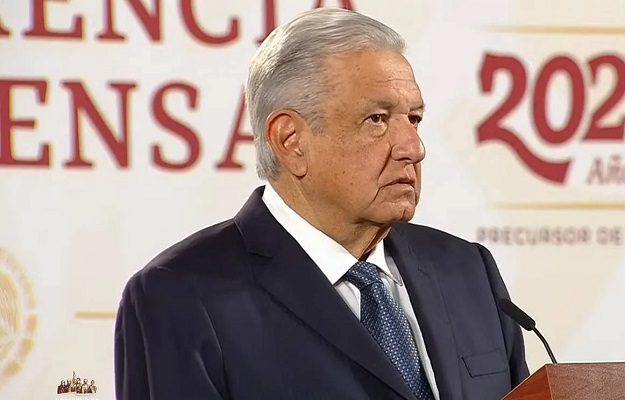 AMLO exhibe dos tuits que vaticinaban el dólar más caro en su mandato