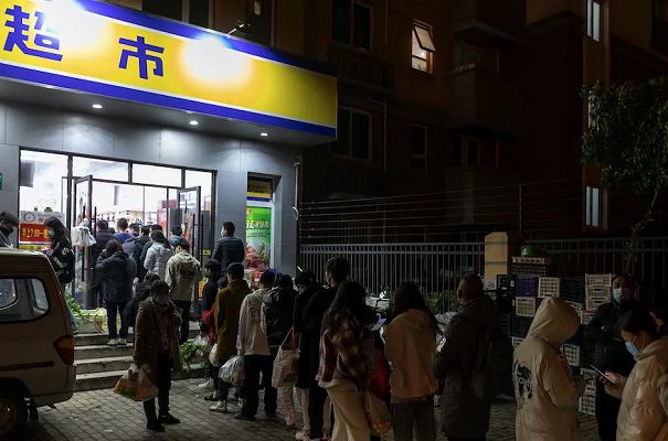 China confina la mayor parte de Shanghái ante rebrote de Covid-19