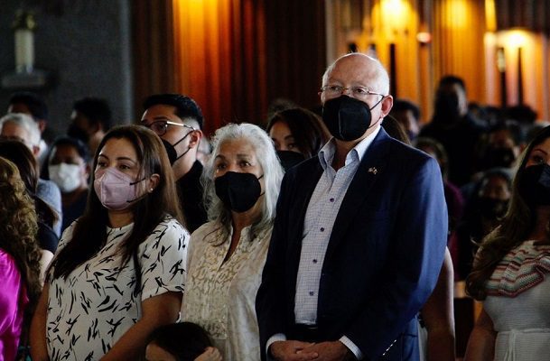 Ken Salazar asiste a la Basílica a pedir "por la paz en Ucrania"