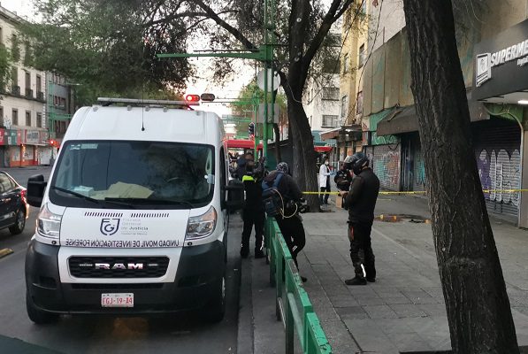 Hallan a un hombre muerto frente a Plaza de la Tecnología, en CDMX