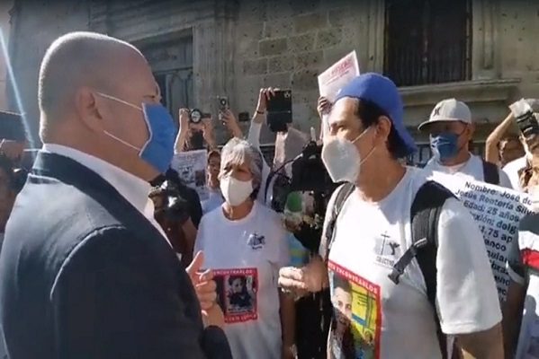 "Pero no me grite”: familiares de desaparecidos confrontan a Enrique Alfaro