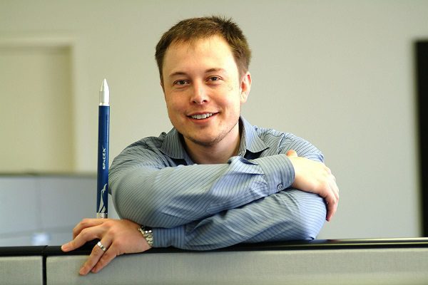 Elon Musk señala que está pensando en crear una red social