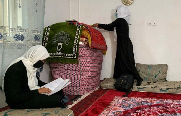 Los talibanes impiden que mujeres afganas viajen solas en avión