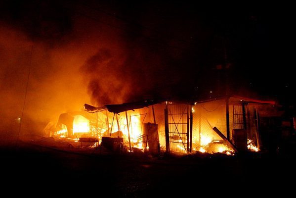 Hombre rocía gasolina y prende fuego a una indigente, en Acapulco