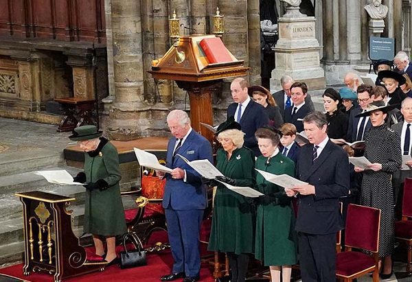 La reina Isabel II reaparece en público por primera vez en meses