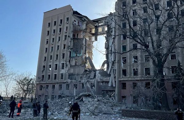 Al menos 7 muertos tras ataque ruso a edificio gubernamental en Mikolaiv, Ucrania